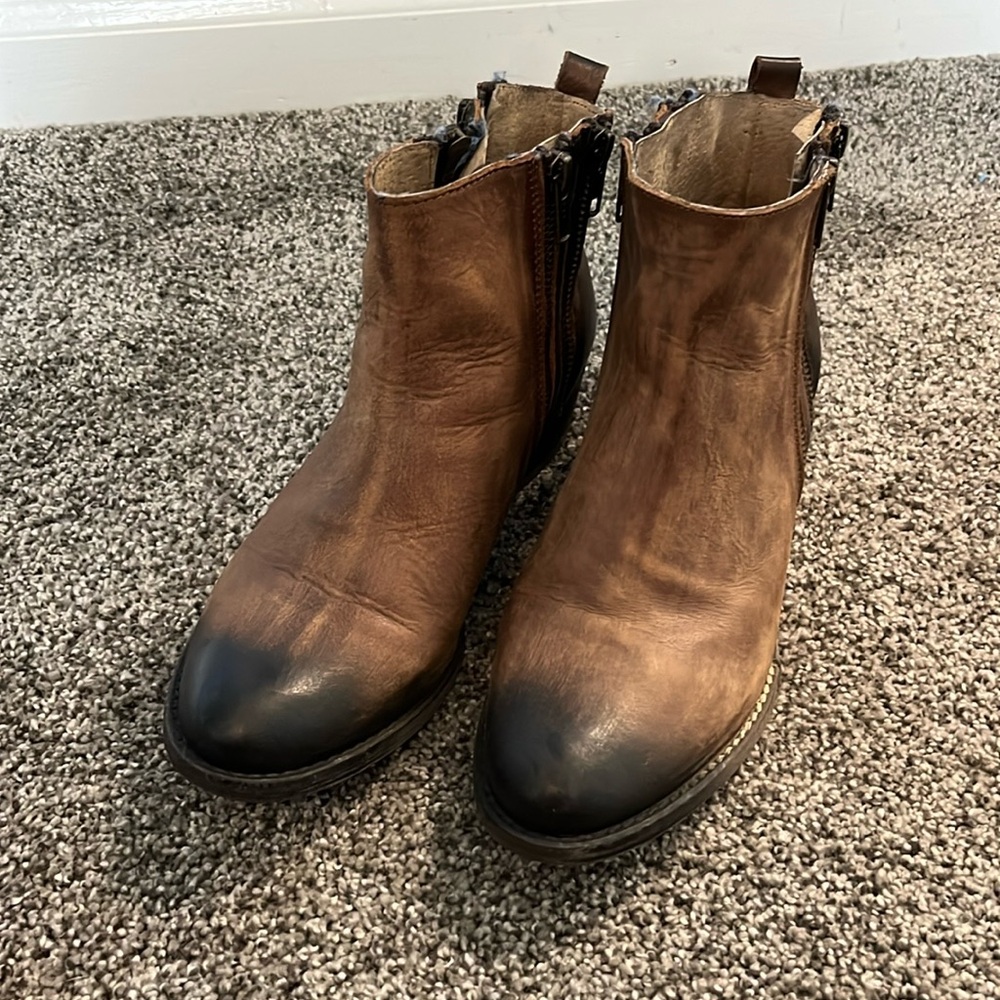 Circle G double zipper brown booties size 8.5